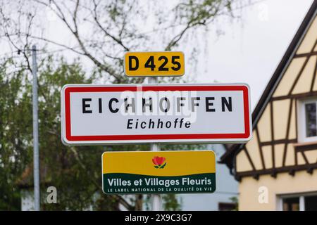 PRODUKTION - 29. Mai 2024, Frankreich, Eichhoffen: Das Ortszeichen Eichhoffen steht am Ortseingang und trägt auch den elsässischen Ortsnamen Eichhoffe. In den Sonderregelungen des lokalen Rechts im Elsass und Lothringen heißt es, dass in den Regionen, die nach dem Ersten Weltkrieg wieder Teil Frankreichs wurden, deutsche Vorschriften in vielen Bereichen des gesellschaftlichen Lebens eingehalten wurden. Das reicht vom Jagdrecht über religiöse Praxis und Krankenversicherung bis hin zu Kataster und Verbänden. Die Grenzregion hat derzeit Schwierigkeiten, dafür zu sorgen, dass das lokale Recht im Laufe des Stands nicht untergraben wird Stockfoto