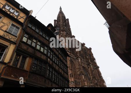 PRODUKTION - 29. Mai 2024, Frankreich, Straßburg: Das Haus Kammerzell, ein Hotel aus dem 15. Jahrhundert, und der Straßburger Dom sind in der Altstadt von Straßburg zu sehen. Die Sonderregelungen des lokalen Rechts im Elsass und Lothringen besagen, dass in den Regionen, die Frankreich nach dem Ersten Weltkrieg wieder anschlossen, deutsche Vorschriften in vielen Bereichen des gesellschaftlichen Lebens beibehalten wurden. Das reicht vom Jagdrecht über religiöse Praxis und Krankenversicherung bis hin zu Kataster und Verbänden. Die Grenzregion hat derzeit Schwierigkeiten sicherzustellen, dass das lokale Recht im Zuge der Normung der Vorschriften nicht untergraben wird. Stockfoto