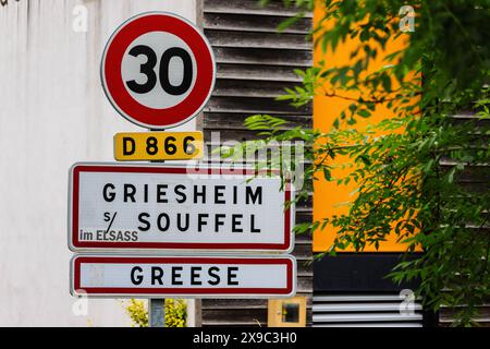 PRODUKTION - 29. Mai 2024, Frankreich, Griesheim Sur Souffel: Das Ortszeichen Griesheim sur Souffel befindet sich am Ortseingang und trägt auch einen Aufkleber mit der Aufschrift „im ELSASS“ und dem elsässischen Namen „Greese“. Die Sonderregelungen des lokalen Rechts im Elsass und Lothringen besagen, dass in den Regionen, die Frankreich nach dem Ersten Weltkrieg wieder anschlossen, deutsche Vorschriften in vielen Bereichen des gesellschaftlichen Lebens beibehalten wurden. Das reicht von Jagdrechten, religiöser Praxis und Krankenversicherung bis hin zu Grundbuchvereinigungen und Verbänden. Die Grenzregion hat derzeit Schwierigkeiten, dafür zu sorgen, dass die lokale Grenze nicht so gut wie möglich ist Stockfoto