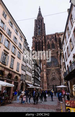 PRODUKTION - 29. Mai 2024, Frankreich, Straßburg: Die Kathedrale befindet sich in der Altstadt von Straßburg. In den Sonderregelungen des lokalen Rechts im Elsass und Lothringen heißt es, dass in den Regionen, die nach dem Ersten Weltkrieg wieder Teil Frankreichs wurden, deutsche Regelungen in einer Reihe von Bereichen des gesellschaftlichen Lebens beibehalten wurden. Das reicht von Jagdrechten, religiöser Praxis und Krankenversicherung bis hin zu Grundbuchvereinigungen und Verbänden. Die Grenzregion hat derzeit Schwierigkeiten sicherzustellen, dass das lokale Recht im Zuge der Normung der Vorschriften nicht untergraben wird. Foto: Philipp von Ditfurth/dp Stockfoto