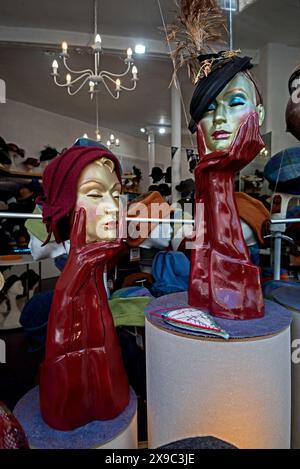 Vintage Kopf Mannequins im Fenster der Fabhatrix Hutgeschäft in Grassmarket, Edinburgh, Schottland, Großbritannien. Stockfoto