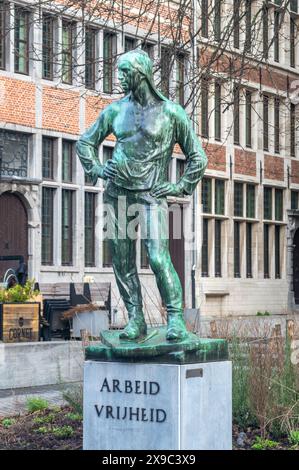 Antwerpen, Belgien - 24. Februar 2024: Skulptur der Arbeit und Freiheit (Standbeeld Arbeid-vrijheid). Stockfoto