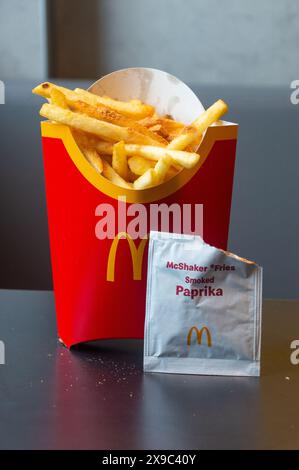 Antwerpen, Belgien - 24. Februar 2024: McDonald Pommes frites mit geräuchertem Paprika aromatisiert. Stockfoto