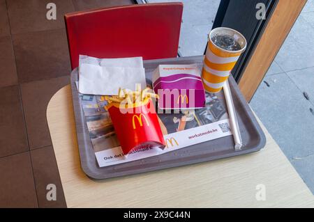 Antwerpen, Belgien - 25. Februar 2024: McDonald's Menü mit Royal Crispy Bacon, Pommes frites und Coca-Cola. Stockfoto