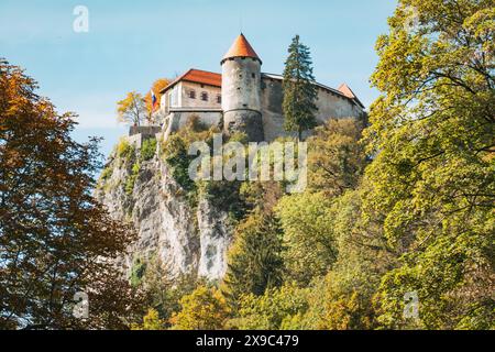 Bled Castle, auf einer Klippe neben dem Bleder See, an einem klaren Herbsttag Stockfoto