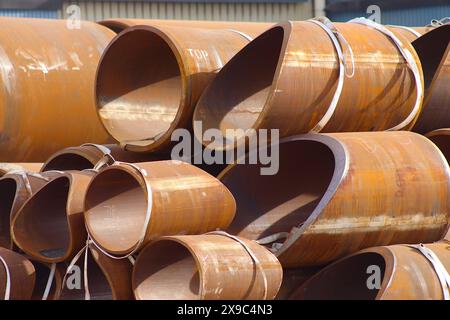 Stahlrohrteile, die für die Ausführung und den Bau vorbereitet sind, Teil einer großen Lieferung von Rohrleitungen, die an den Kai von Ferrol geliefert wurden. Stockfoto