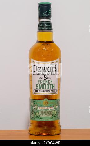 Pruszcz Gdanski, Polen - 14. März 2024: Flasche Dewar's French Cask Smooth 8Yr Blended Scotch Whisky. Stockfoto