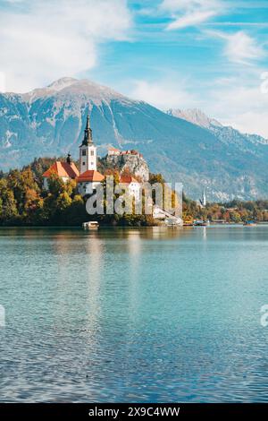 Ein atemberaubender Blick auf den Bleder See, Slowenien, mit der Wallfahrtskirche Mariä Himmelfahrt auf einer Insel im Vordergrund Stockfoto