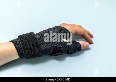 Daumengelenke Und -Bänder, Handgelenkstütze Für Rechte Oder Linke Hand. Verstellbare Armstütze Für Handgelenkband, Bandage. Syndrom Tendonitis. Komprimierung Stockfoto