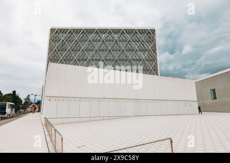 Das Islamische Religio-Cultural Center, das in einem zeitgenössischen architektonischen Stil mit islamischen Elementen gestaltet wurde, wurde 2020 in Ljubljana, Slowenien, fertiggestellt Stockfoto