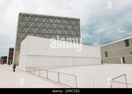 Das Islamische Religio-Cultural Center, das in einem zeitgenössischen architektonischen Stil mit islamischen Elementen gestaltet wurde, wurde 2020 in Ljubljana, Slowenien, fertiggestellt Stockfoto