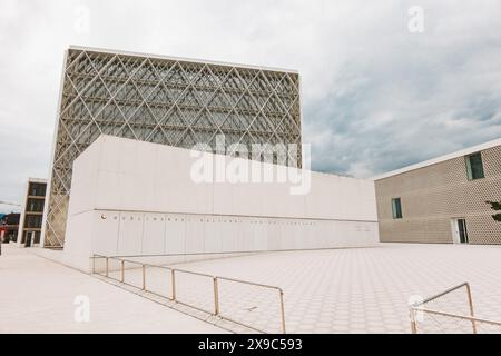 Das Islamische Religio-Cultural Center, das in einem zeitgenössischen architektonischen Stil mit islamischen Elementen gestaltet wurde, wurde 2020 in Ljubljana, Slowenien, fertiggestellt Stockfoto