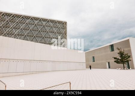 Das Islamische Religio-Cultural Center, das in einem zeitgenössischen architektonischen Stil mit islamischen Elementen gestaltet wurde, wurde 2020 in Ljubljana, Slowenien, fertiggestellt Stockfoto