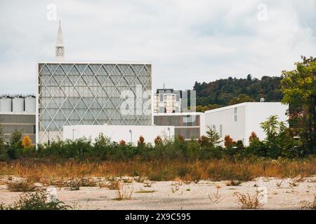 Das Islamische Religio-Cultural Center, das in einem zeitgenössischen architektonischen Stil mit islamischen Elementen gestaltet wurde, wurde 2020 in Ljubljana, Slowenien, fertiggestellt Stockfoto