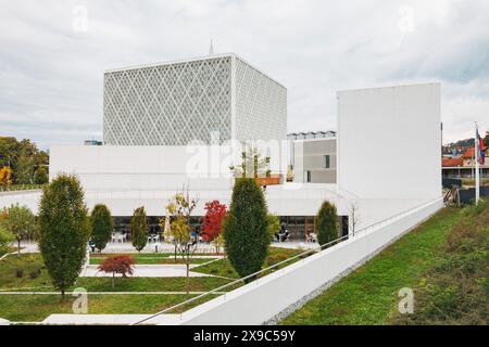 Das Islamische Religio-Cultural Center, das in einem zeitgenössischen architektonischen Stil mit islamischen Elementen gestaltet wurde, wurde 2020 in Ljubljana, Slowenien, fertiggestellt Stockfoto