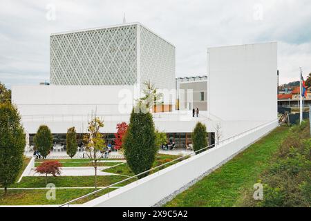 Das Islamische Religio-Cultural Center, das in einem zeitgenössischen architektonischen Stil mit islamischen Elementen gestaltet wurde, wurde 2020 in Ljubljana, Slowenien, fertiggestellt Stockfoto