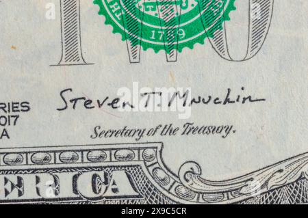 Pruszcz Gdanski, Polen – 17. März 2024: US-Finanzminister Steven Terner Mnuchin unterzeichnete eine US-Dollar-Banknote. Stockfoto