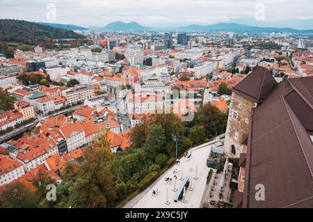 Die Dächer der rot gekachelten Altstadt von Ljubljana, der Hauptstadt Sloweniens, Europa, aus Sicht der Burg von Ljubljana an einem bewölkten Herbsttag Stockfoto