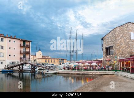 Stadtbild in der Rue des 2 Ports, im Hintergrund die Kirche Saint-Francois d'Assise, Port Grimaud, Var, Provence-Alpes-Cote d Azur, Frankreich Stockfoto