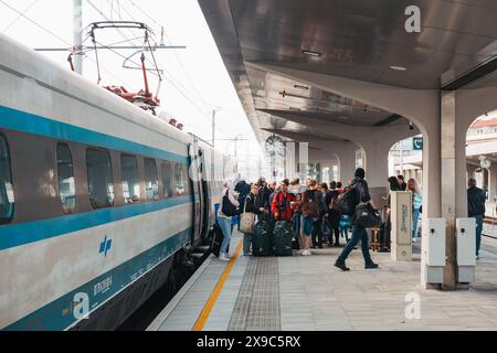 Am Bahnsteig am Bahnhof Maribor in Slowenien befindet sich ein moderner Zug, während die Passagiere aussteigen Stockfoto