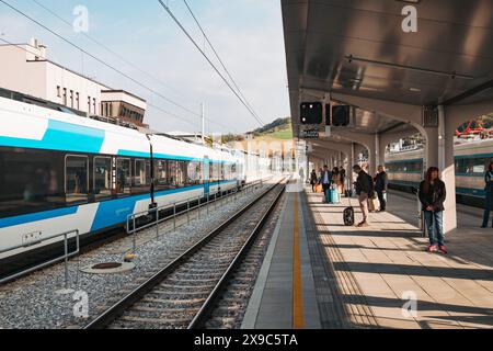 Am Bahnsteig am Bahnhof Maribor in Slowenien wartet ein moderner Zug auf die Abfahrt. Stockfoto