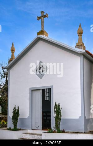 Kleine ländliche katholische Kirche, Portugal Stockfoto