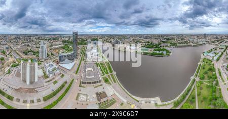 Jekaterinburg-Stadt mit Gebäuden der Regionalregierung und des Parlaments, Dramatisches Theater, Iset-Turm, Yeltsin-Zentrum, Panoramablick bei Sonnenuntergang im Sommer Stockfoto