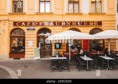 Cafe Frauenhuber, ein 200 Jahre altes klassisches Café in einem ehemaligen mittelalterlichen Badehaus, in dem einst Mozart & Beethoven gespielt haben, in Wien, Österreich. Eröffnet 1824 Stockfoto