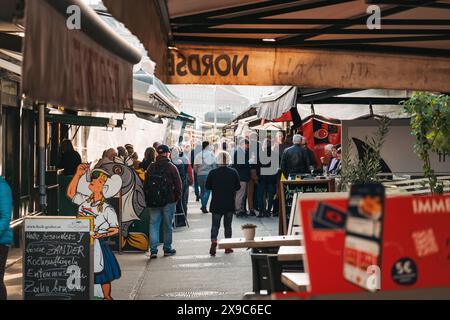 An einem sonnigen Herbstnachmittag schlendern die Käufer durch verschiedene Stände im Naschmarkt, einem Open-Air-Markt in Wien, Österreich Stockfoto