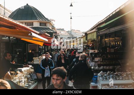 An einem sonnigen Herbstnachmittag schlendern die Käufer durch verschiedene Stände im Naschmarkt, einem Open-Air-Markt in Wien, Österreich Stockfoto