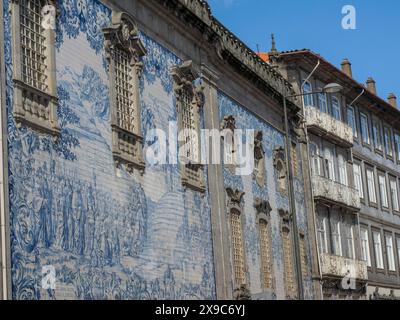 Historisches Gebäude mit blauen Fliesen und verzierten Details an der Fassade und den Fenstern unter blauem Himmel, historische Gebäude und Denkmäler in der Geschichte Stockfoto