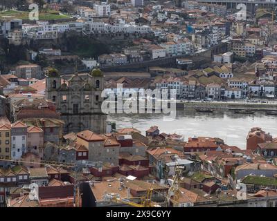 Panorama einer Stadt am Fluss mit historischem Stadtzentrum und Ziegeldächern, Altstadt mit historischen Häusern und roten Dächern in Poertugal, porto, portugal Stockfoto