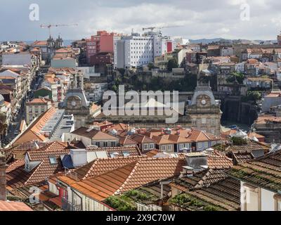 Blick auf die Stadt mit vielen roten Dächern und historischen Gebäuden im Hintergrund, historischen Gebäuden und Denkmälern in der Altstadt von porto, porto Stockfoto