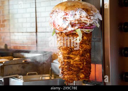 30. Mai 2024: Döner Döner auf einem rotierenden Dönerspieß mit Fleisch, symbolisches Bild für das beliebte Fastfood in Deutschland. FOTOMONTAGE *** Döner Kebab auf einem mit Fleisch bestücktem drehendem Dönerspieß, Symbolbild für das beliebte Fastfood in Deutschland. FOTOMONTAGE Stockfoto