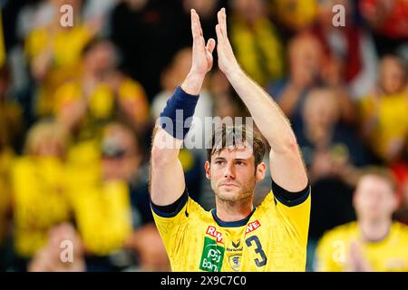 Mannheim, Deutschland. 30. Mai 2024. Handball: Bundesliga, Rhein-Neckar Löwen - SC Magdeburg, Spieltag 33, SAP Arena. Uwe Gensheimer vom Rhein-Neckar Löwen verabschiedet sich von den Fans. Der langjährige Nationalspieler Uwe Gensheimer beendet seine Karriere. Quelle: Uwe Anspach/dpa/Alamy Live News Stockfoto