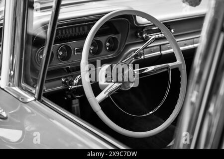 BERLIN - 04. MAI 2024: Innenraum eines Großwagens Pontiac Catalina, 1960. Schwarz-weiß. Classic Days Berlin 2024. Stockfoto