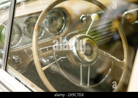 BERLIN - 04. MAI 2024: Innenraum eines Luxuswagens Packard Cavalier. Classic Days Berlin 2024. Stockfoto