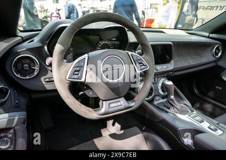 BERLIN - 04. MAI 2024: Innenraum eines Muscle Car Chevrolet Camaro (sechste Generation). Classic Days Berlin 2024. Stockfoto