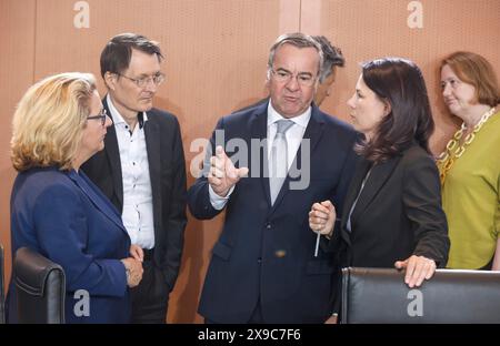 Bundesverteidigungsminister Boris Pistorius, Mitte, spricht zu Beginn der Kabinettssitzung mit Bundesaußenministerin Annalena Baerbock, rechts Stockfoto