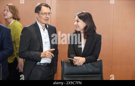 Bundesgesundheitsminister Karl Lauterbach, Bundesaußenministerin Annalena Baerbock zu Beginn der Kabinettssitzung, Berlin, 29. Mai 2024, Berlin Stockfoto