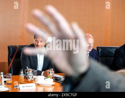 Bundeskanzler Olaf Scholz rechts zu Beginn der Kabinettssitzung mit Bundeswirtschaftsminister Robert Habeck, Berlin 29 Stockfoto