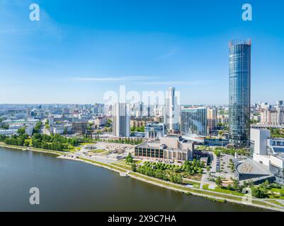 Jekaterinburg-Stadt mit Gebäuden der Regionalregierung und des Parlaments, Dramatisches Theater, Iset-Turm, Yeltsin-Zentrum, Panoramablick bei Sonnenuntergang im Sommer Stockfoto
