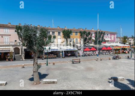 Marktplatz mit Geschäften und Restaurants, Port Grimaud, Var, Provence-Alpes-Cote d Azur, Frankreich Stockfoto