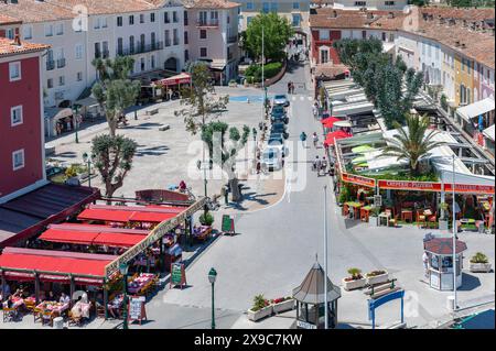 Marktplatz mit Geschäften und Restaurants, Port Grimaud, Var, Provence-Alpes-Cote d Azur, Frankreich Stockfoto