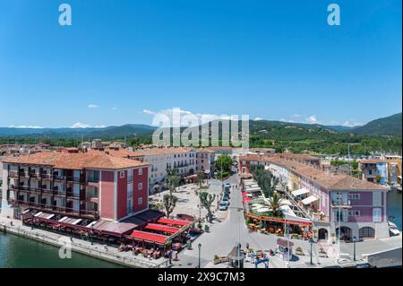 Marktplatz mit Geschäften und Restaurants, im Hintergrund die Hügel des Massif des Maures, Port Grimaud, Var, Provence-Alpes-Cote d Azur, Frankreich Stockfoto