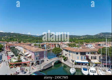 Marktplatz mit Geschäften und Restaurants, im Hintergrund die Hügel des Massif des Maures, Port Grimaud, Var, Provence-Alpes-Cote d Azur, Frankreich Stockfoto