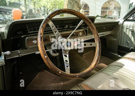 BERLIN - 04. MAI 2024: Innenraum eines Großautos Ford Galaxie 500. Classic Days Berlin 2024. Stockfoto