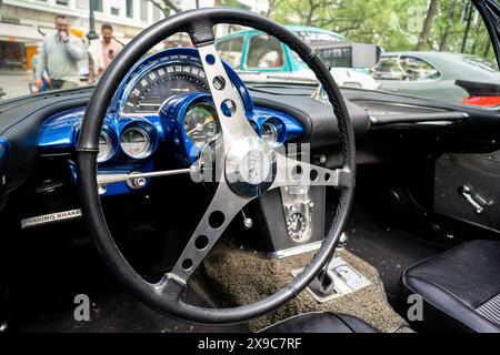 BERLIN - 04. MAI 2024: Innenraum eines Sportwagens Chevrolet Corvette (C1), 1961. Classic Days Berlin 2024. Stockfoto