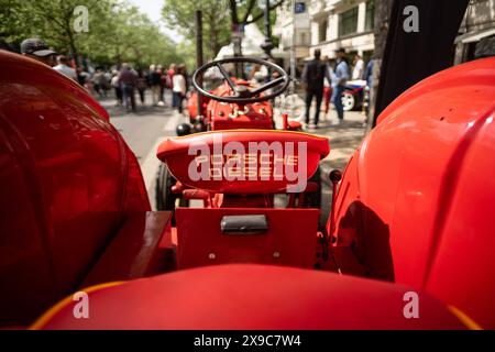 BERLIN - 04. MAI 2024: Das Detail des Traktors Porsche Junior, 1960. Nahaufnahme. Classic Days Berlin 2024. Stockfoto