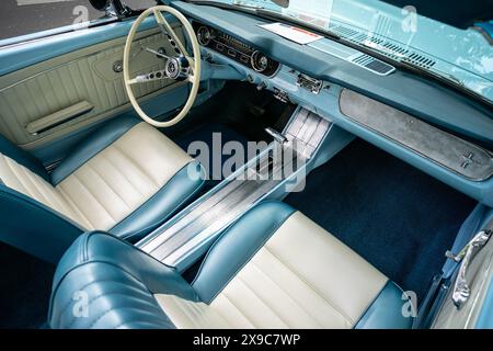 BERLIN - 04. MAI 2024: Innenraum des Muscle Car Ford Mustang Cabriolet, 1965. Classic Days Berlin 2024. Stockfoto